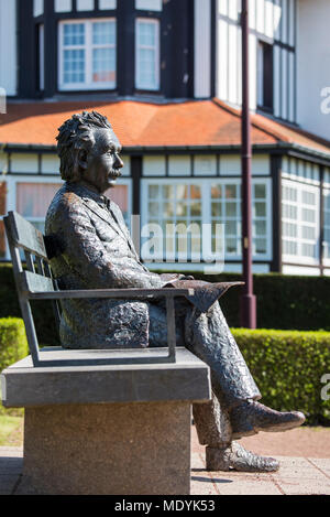 Albert Einstein statue assise sur un banc de parc à la station balnéaire de Haan/Le Coq, Flandre occidentale, Belgique Banque D'Images