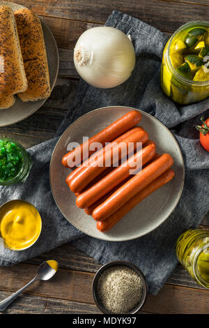 Style Chicago Hot Dog à la moutarde Ingrédients Tomates et poivrons Relish Cornichons Banque D'Images