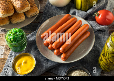 Style Chicago Hot Dog à la moutarde Ingrédients Tomates et poivrons Relish Cornichons Banque D'Images