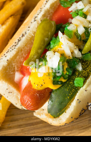 Style Chicago maison Hot Dog à la moutarde Relish Cornichons poivrons et tomates Banque D'Images