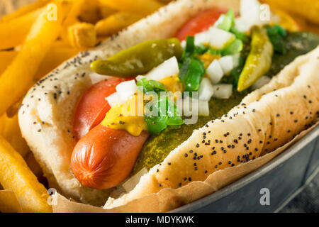 Style Chicago maison Hot Dog à la moutarde Relish Cornichons poivrons et tomates Banque D'Images
