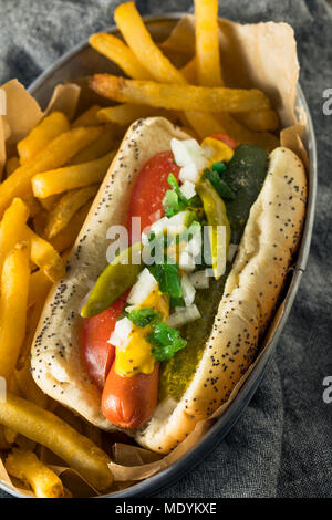 Style Chicago maison Hot Dog à la moutarde Relish Cornichons poivrons et tomates Banque D'Images