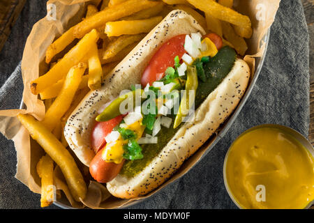 Style Chicago maison Hot Dog à la moutarde Relish Cornichons poivrons et tomates Banque D'Images