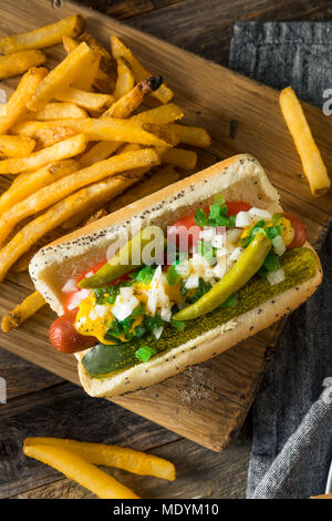 Style Chicago maison Hot Dog à la moutarde Relish Cornichons poivrons et tomates Banque D'Images