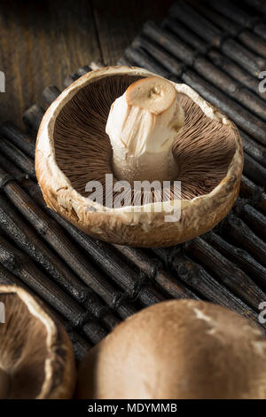 Champignons Portobello biologiques crus prêts à cuire Banque D'Images