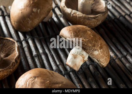 Champignons Portobello biologiques crus prêts à cuire Banque D'Images