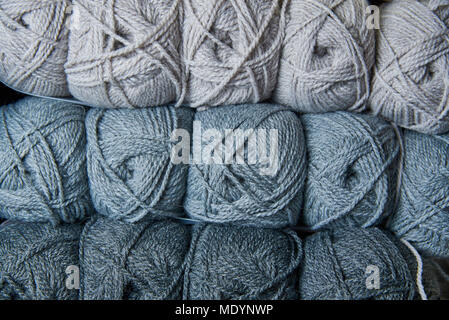 Les enchevêtrements de fils à tricoter gris close-up. Banque D'Images