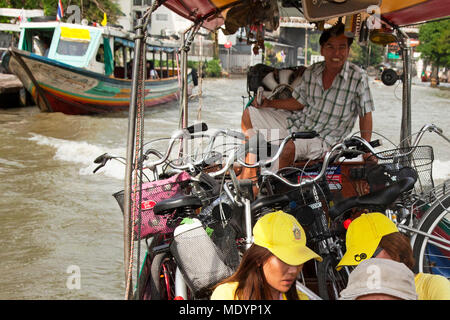 Bateau Longtail exerçant son tour des vélos sur la rivière Chao Phraya, Bangkok, Thaïlande Banque D'Images