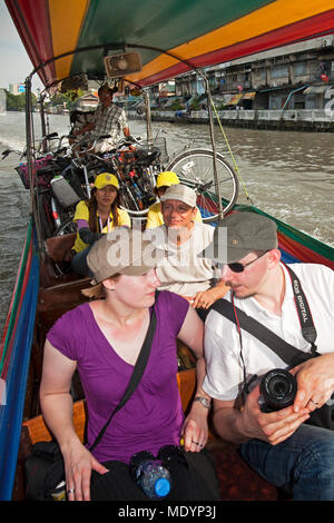 Bateau Longtail exerçant son tour des vélos sur la rivière Chao Phraya, Bangkok, Thaïlande Banque D'Images