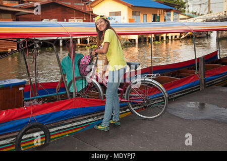 Bateau Longtail exerçant son tour des vélos sur la rivière Chao Phraya, Bangkok, Thaïlande Banque D'Images