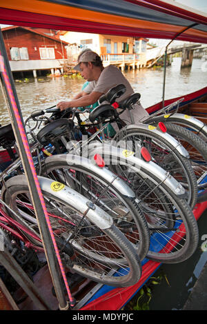 Bateau Longtail exerçant son tour des vélos sur la rivière Chao Phraya, Bangkok, Thaïlande Banque D'Images