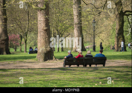 20 avril 2018. Hot Spring météo à Green Park avec les touristes se détendre au soleil, London, UK Banque D'Images