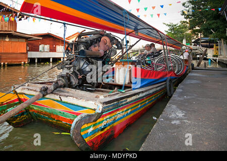 Bateau Longtail exerçant son tour des vélos sur la rivière Chao Phraya, Bangkok, Thaïlande Banque D'Images