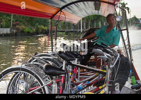 Bateau Longtail exerçant son tour des vélos sur la rivière Chao Phraya, Bangkok, Thaïlande Banque D'Images