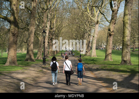 20 avril 2018. Hot Spring météo à Green Park avec les touristes se détendre au soleil, London, UK Banque D'Images