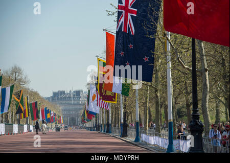 20 avril 2018. Temps de printemps chaud dans parc verdoyant avec des drapeaux du Commonwealth qui tapissent le Mall pour le sommet des chefs de gouvernement, Londres, UK Banque D'Images