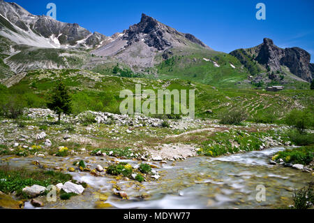 Vue sur le prono delle Grange, sur le chemin vers le col Maurin dans la haute vallée de la Maira, Piémont, Italie. Au premier plan le torrent Maurin. Banque D'Images