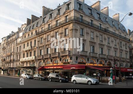 Paris, 40 boulevard Saint Michel, George Sand a vécu au 5e étage de ce bâtiment, juste au-dessus le café du départ, place Saint Michel, Banque D'Images