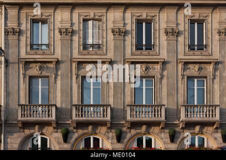 Paris, 40 boulevard Saint Michel, George Sand a vécu au 5e étage de ce bâtiment, juste au-dessus le café du départ, place Saint Michel, Banque D'Images