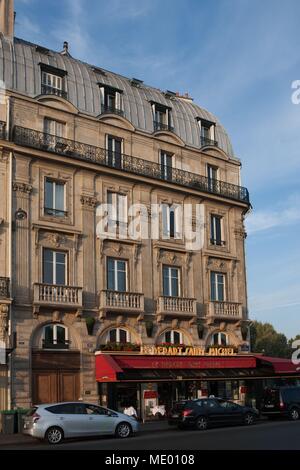 Paris, 40 boulevard Saint Michel, George Sand a vécu au 5e étage de ce bâtiment, juste au-dessus le café du départ, place Saint Michel, Banque D'Images