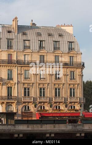 Paris, 40 boulevard Saint Michel, George Sand a vécu au 5e étage de ce bâtiment, juste au-dessus le café du départ, place Saint Michel, Banque D'Images