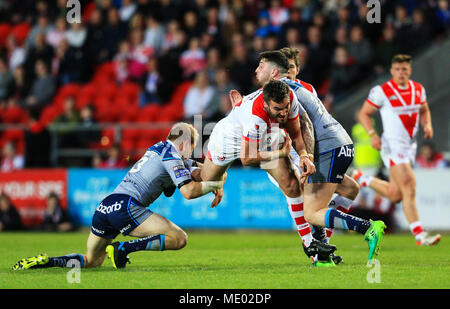 Huddersfield Giants' Ryan Hinchcliffe s'attaque à St Helens' Luke Douglas au cours de la Super League Betfred match au stade totalement méchants, St Helens. Banque D'Images