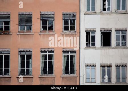 France, Lyon, quais de la Saône, Quai Fulchiron, façades de couleurs vives sur le quai, Banque D'Images