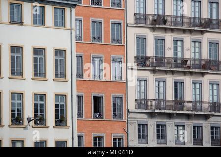 France, Lyon, quais de la Saône, Quai Fulchiron, façades de couleurs vives sur le quai, Banque D'Images