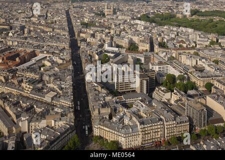 Vue aérienne de Paris depuis le 56ème étage de la Tour Montparnasse, 6e arrondissement, l'angle de la rue de Rennes et du Boulevard du Montparnasse Banque D'Images