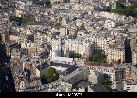 Vue aérienne de Paris depuis le 56ème étage de la Tour Montparnasse, 6ème arrondissement, Rue de Rennes, les toits et de trafic, Banque D'Images