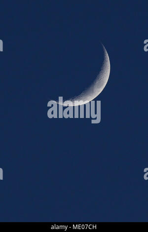 Vue d'un croissant de lune sur la plage à Southend-on-Sea, Essex, UK Crédit : Ben Recteur/Alamy Stock Photo Banque D'Images