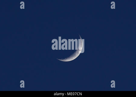 Vue d'un croissant de lune sur la plage à Southend-on-Sea, Essex, UK Crédit : Ben Recteur/Alamy Stock Photo Banque D'Images