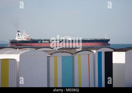 France, Normandie, ancien Haute-normandie, Seine Maritime, Le Havre, plage, cabines de plage avec portes colorées, l'artiste : Karel Mertens, couleurs sur la plage, d'un cargo dans la distance Banque D'Images