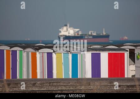 France, Normandie, ancien Haute-normandie, Seine Maritime, Le Havre, plage, cabines de plage avec portes colorées, Banque D'Images