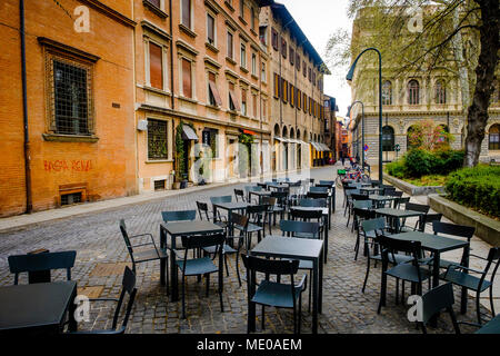 Tôt le matin et des tables et des chaises vides dans la Piazza Minghetti, Bologne, Italie Banque D'Images