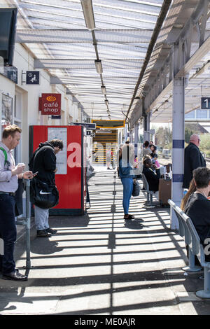 Passagers attendent sur la plate-forme de la gare de Canterbury West Banque D'Images