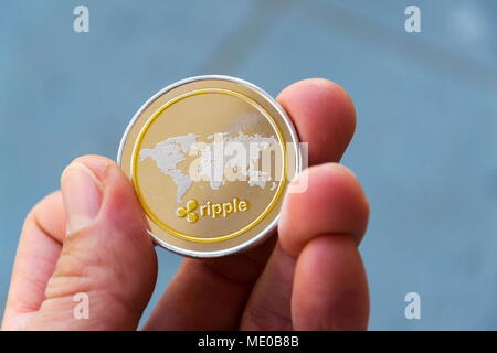Argent Or ripple coin dans la main, cryptocurrency investir concept Banque D'Images