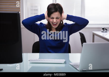 Young Businesswoman Sitting on Chair fermer son oreille d'Part Banque D'Images