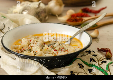 Manti turque sur la plaque avec le poivron rouge, sauce tomate, yaourt et d'ail Banque D'Images