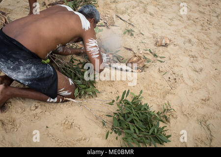 La danse autochtone, sur la plage, sur l'île Fraser, l'Australie, le 25 mars 2018. Banque D'Images