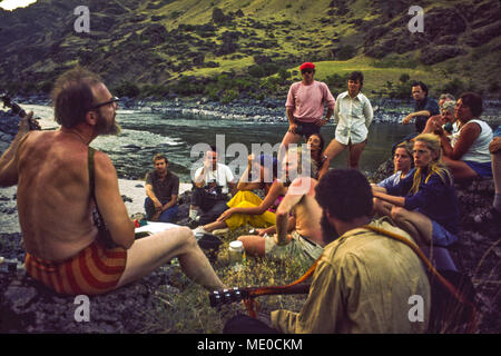 Pete Seeger dans le Hells Canyon de la rivière Snake, 1972 ; Hells Canyon, Snake River, gorges les plus profondes d'Amérique du Nord (2400 m), forme la frontière de l'Idaho et ou Banque D'Images