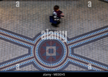 Personne marchant sur la mosaïque carrelage dans le Queen Victoria Building dans le quartier central des affaires de Sydney, Australie Banque D'Images
