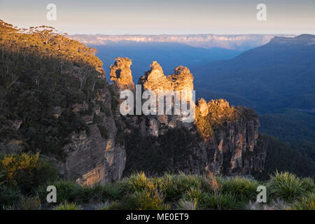 Trois Sœurs rock formations au coucher du soleil dans le Parc National de Blue Mountains en Nouvelle Galles du Sud, Australie Banque D'Images