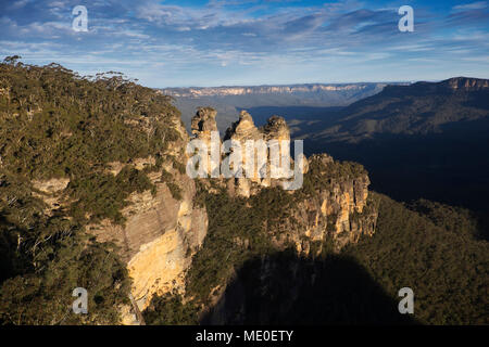Les trois Sœurs formations rocheuses et aperçu des Blue Mountains National Park en Nouvelle Galles du Sud, Australie Banque D'Images