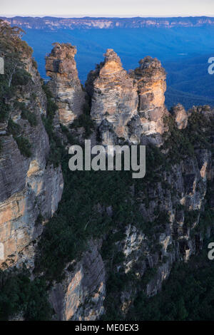 Trois Sœurs rock formation au coucher du soleil dans le Parc National de Blue Mountains en Nouvelle Galles du Sud, Australie Banque D'Images