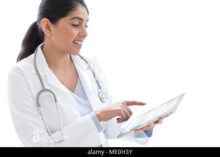 Doctor using digital tablet. Banque D'Images