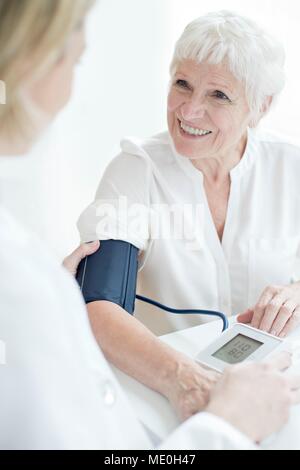 Senior woman having blood pressure taken. Banque D'Images