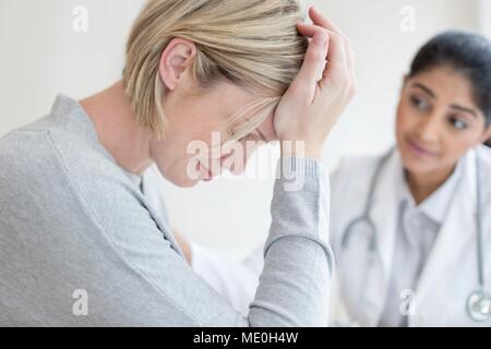 Femme médecin à l'écoute du patient. Banque D'Images