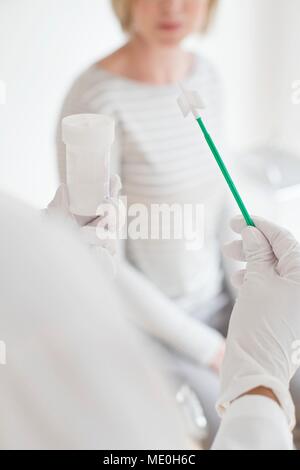 Doctor holding frottis cervical de l'équipement. Banque D'Images