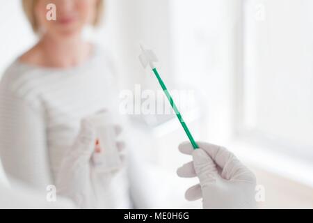 Doctor holding frottis cervical de l'équipement. Banque D'Images